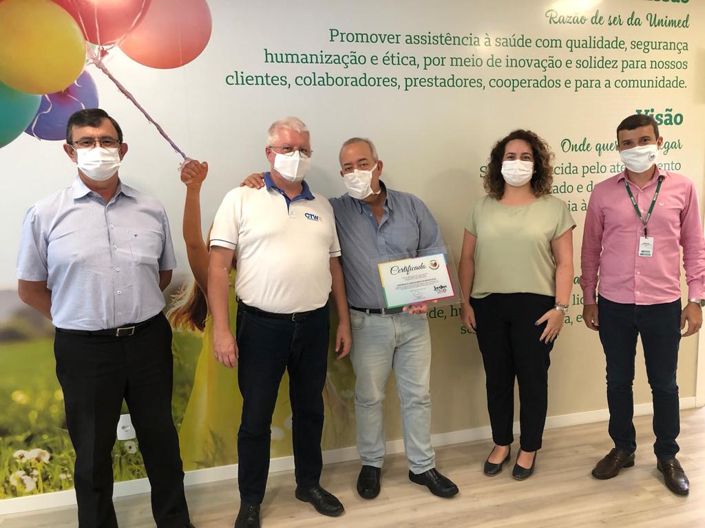 Entrega Quadro de Agradecimento Unimed.jpeg